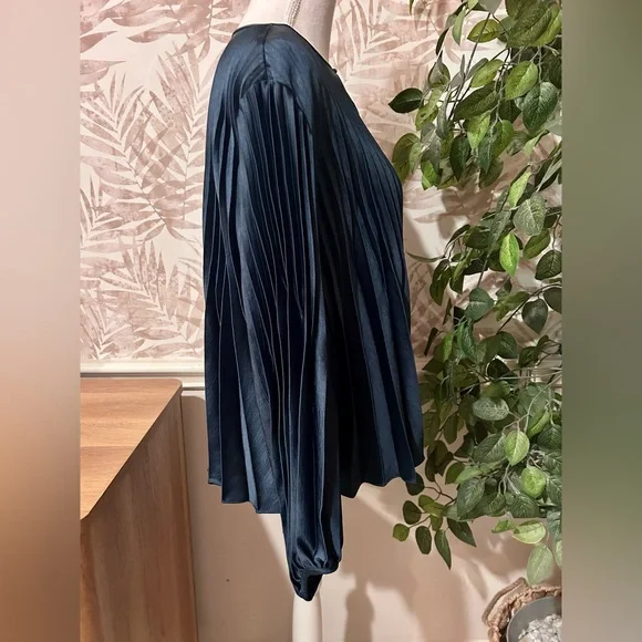 NWOT Vince Pleated Blouse Size M